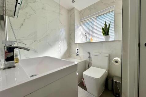 Bathroom 2.jpg