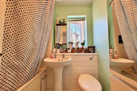 Bathroom 1.jpg