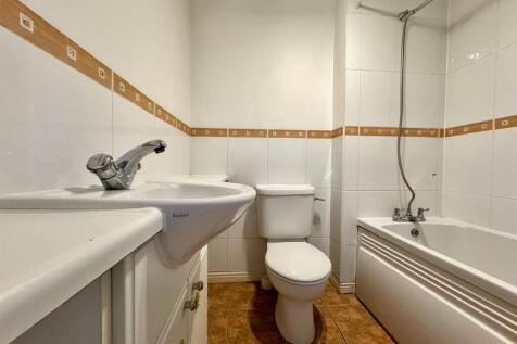 Bathroom 2.jpg