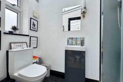 Bathroom 1.jpg