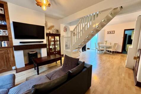 Lounge 1.jpg