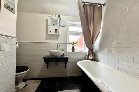Bathroom 2.jpg