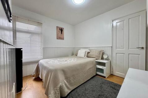 Bedroom 1.jpg