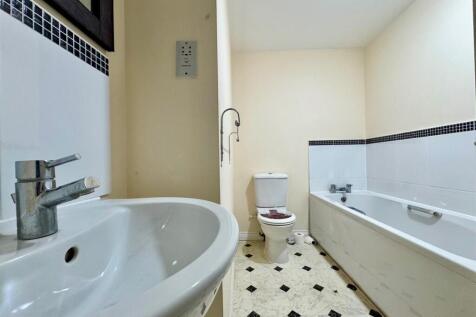 Bathroom 3.jpg
