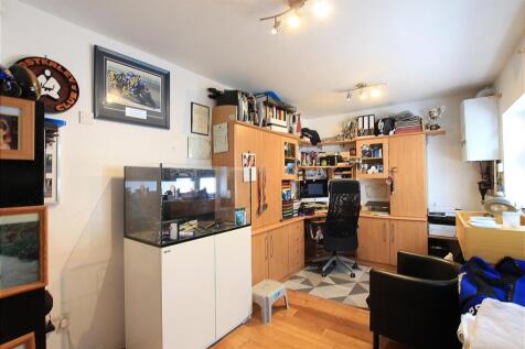 Bedroom/ Office