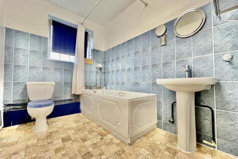 Family Bathroom/ WC