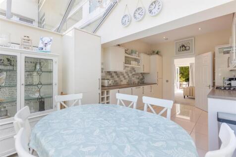 A13 - The Hamptons, Torquay - 250429.jpg