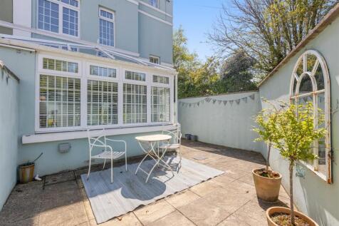 A04 - The Hamptons, Torquay - 250429.jpg