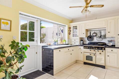 A21 - 30 Manscombe Road, Torquay - 250915.jpg
