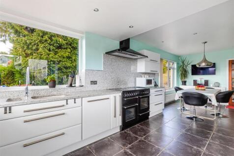 A13 - Ridgwood, Rock End Avenue - 250901.jpg