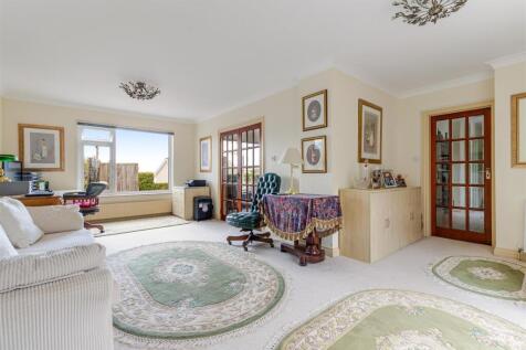 A18 - Ridgwood, Rock End Avenue - 250901.jpg