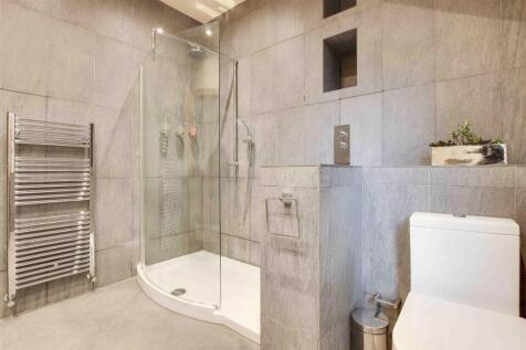 32 MASTER BEDROOM 2