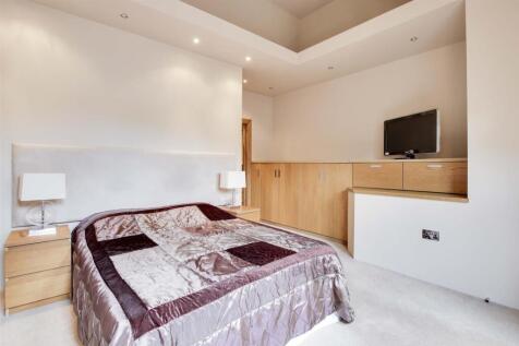 32 MASTER BEDROOM
