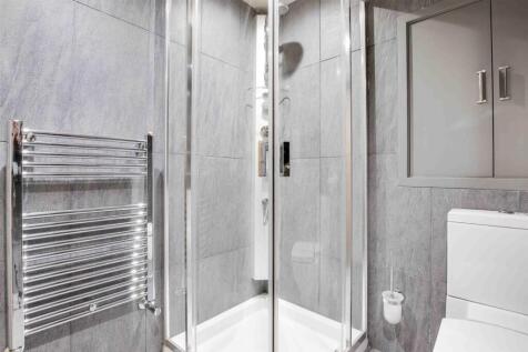 32 SHOWER ROOM BED 3
