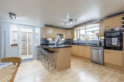 74 Chertsey Road, KT14 7AY - 18.jpg