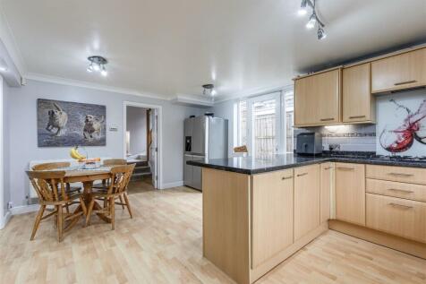 74 Chertsey Road, KT14 7AY - 19.jpg