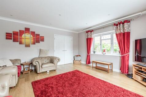 74 Chertsey Road, KT14 7AY - 25.jpg