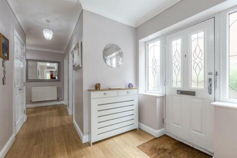 74 Chertsey Road, KT14 7AY - 26.jpg