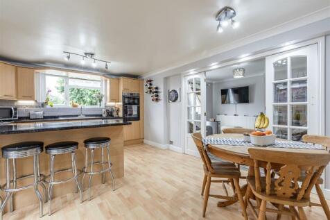 74 Chertsey Road, KT14 7AY - 16.jpg