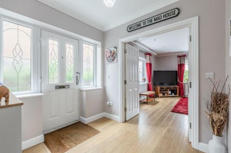 74 Chertsey Road, KT14 7AY - 27.jpg