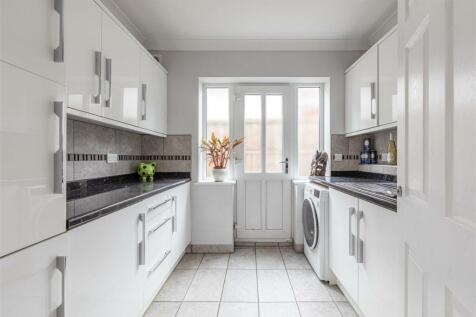 74 Chertsey Road, KT14 7AY - 23.jpg