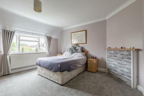 74 Chertsey Road, KT14 7AY - 32.jpg
