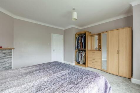 74 Chertsey Road, KT14 7AY - 33.jpg