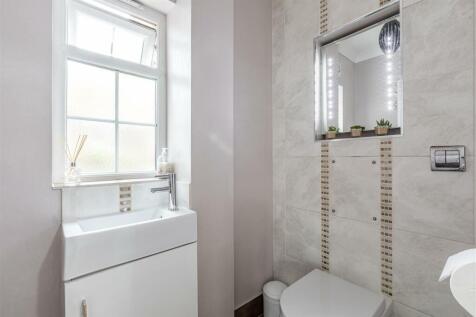 74 Chertsey Road, KT14 7AY - 22.jpg