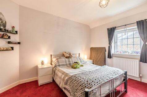 74 Chertsey Road, KT14 7AY - 37.jpg