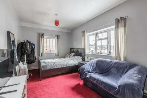74 Chertsey Road, KT14 7AY - 39.jpg