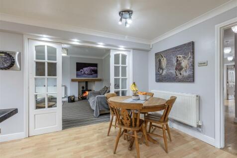 74 Chertsey Road, KT14 7AY - 17.jpg