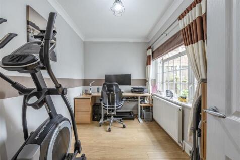 74 Chertsey Road, KT14 7AY - 21.jpg