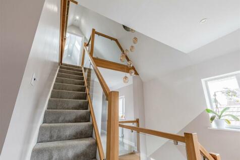 74 Chertsey Road, KT14 7AY - 29.jpg