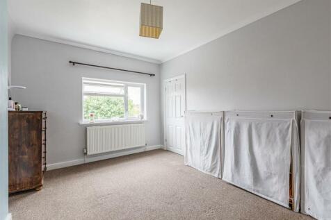 74 Chertsey Road, KT14 7AY - 30.jpg