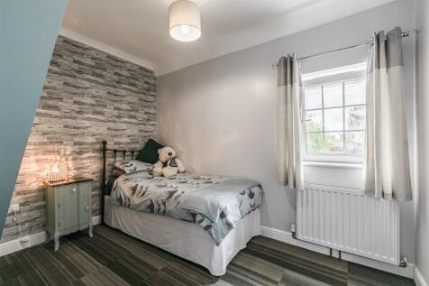 74 Chertsey Road, KT14 7AY - 36.jpg