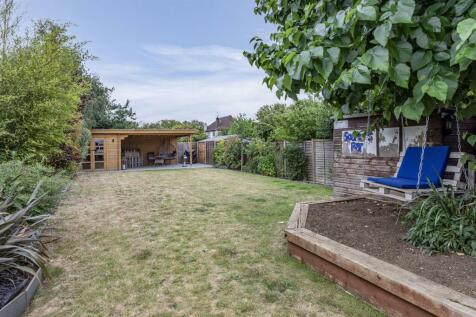 74 Chertsey Road, KT14 7AY - 9.jpg