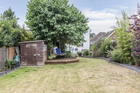 74 Chertsey Road, KT14 7AY - 10.jpg