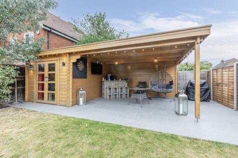 74 Chertsey Road, KT14 7AY - 12.jpg