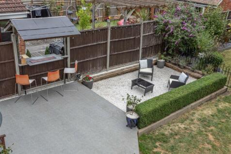 74 Chertsey Road, KT14 7AY - 34.jpg