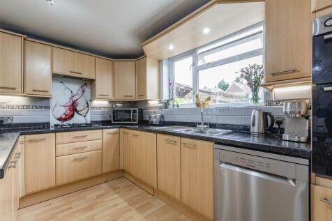 74 Chertsey Road, KT14 7AY - 20.jpg
