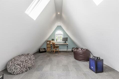74 Chertsey Road, KT14 7AY - 41.jpg