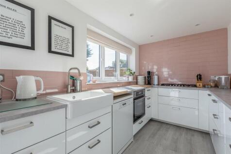 9 Spence Avenue, KT14 7TG - 5.jpg