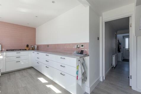 9 Spence Avenue, KT14 7TG - 4.jpg