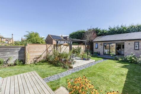 9 Spence Avenue, KT14 7TG - 7.jpg