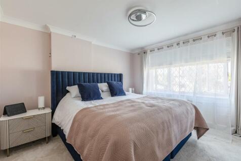 9 Spence Avenue, KT14 7TG - 16.jpg