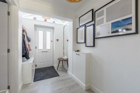 9 Spence Avenue, KT14 7TG - 19.jpg