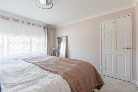 9 Spence Avenue, KT14 7TG - 17.jpg