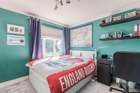 9 Spence Avenue, KT14 7TG - 14.jpg