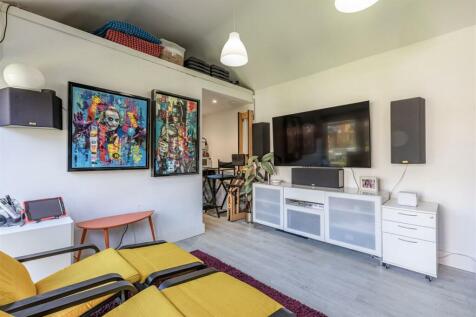 9 Spence Avenue, KT14 7TG - 10.jpg