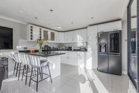 11 Magdalen Crescent, Byfleet, KT14 7SR - 13.jpg